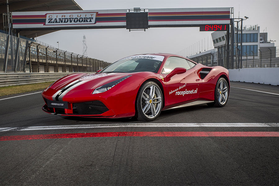 Ferrari 488 GTB op Circuit Zandvoort tijdens een Race Experience van Bleekemolens Race Planet